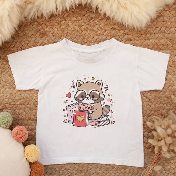 Camiseta Infantil e Juvenil de Guaxinim Leitor Fofo por atacado de Itsy Bitsy Bella Co