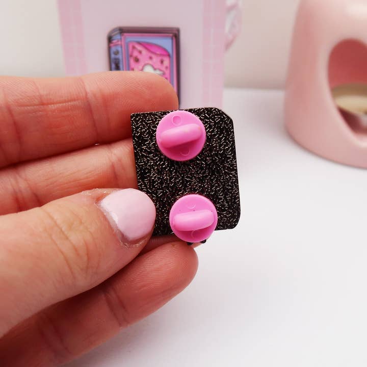 RebelJones - Wholesale Lapel Pin/Button - Dreamer Book Pin