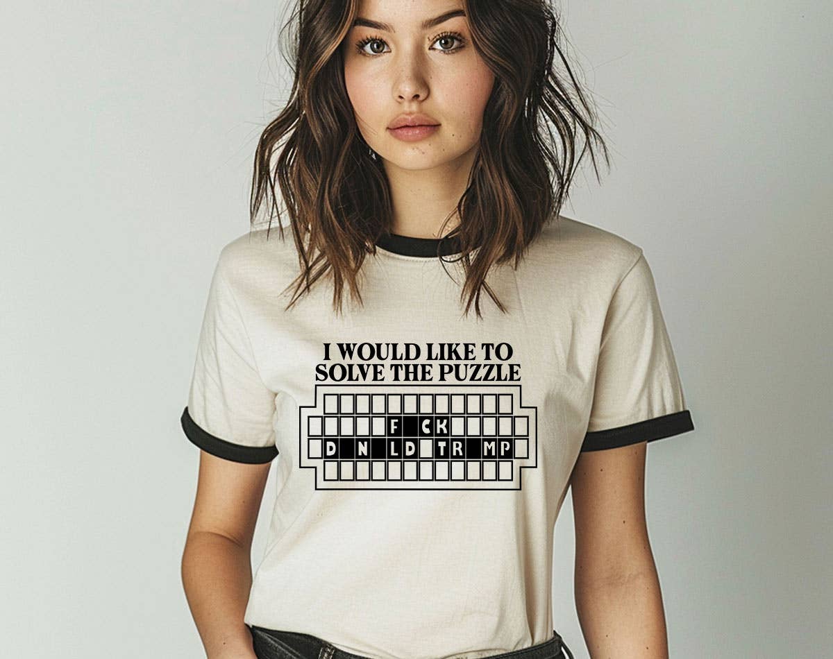 Naturale/Nero Risolvi il Puzzle F*ck Trump - Divertente Maglietta Anti-Trump con Bordo in vendita all'ingrosso su Faire0