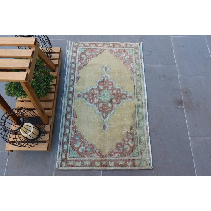 Türkischer kleiner Teppich, 2x3,3 ft Vintage-Teppich, Gelber Tiermuster-Wollteppich für den Großhandel von The Loom Wholesale