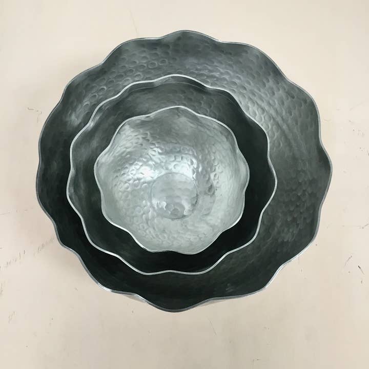India Handicrafts Inc – wholesale Decorative plate/dish/bowl – Hammered Aluminum Petal Bowls S/35