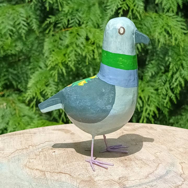 Scultura di Uccello Selvatico in Tecnica Mista di Carta Pesta Posh Pigeon per la vendita all'ingrosso da parte di Tania Holland Gallery