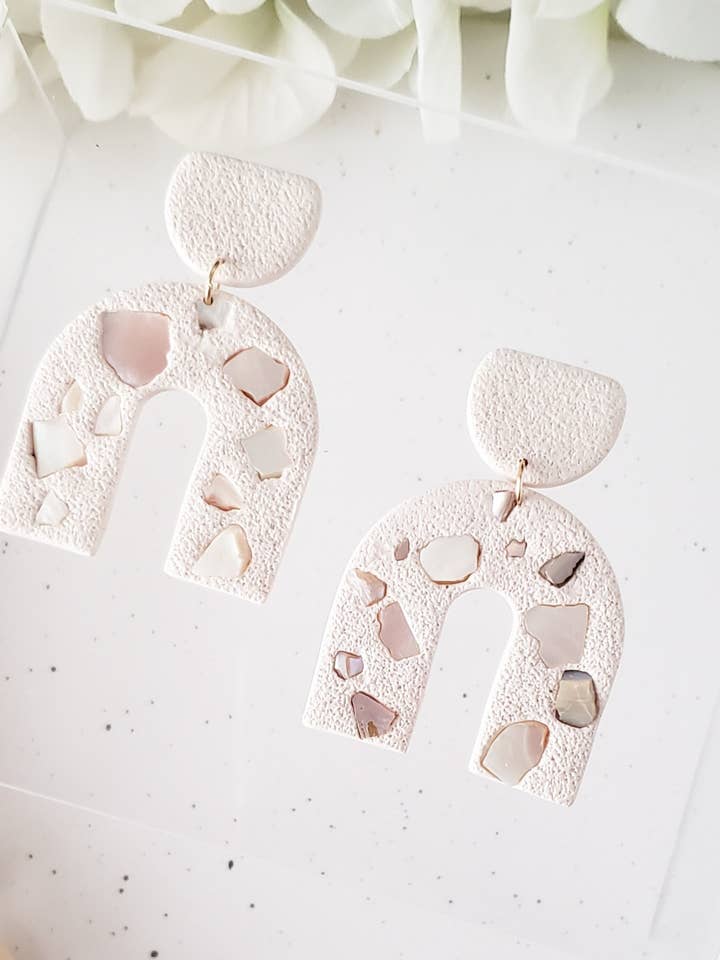 Seashell Arch | Polymer Clay Beach Sommar Örhängen för wholesale av LulaLina Design