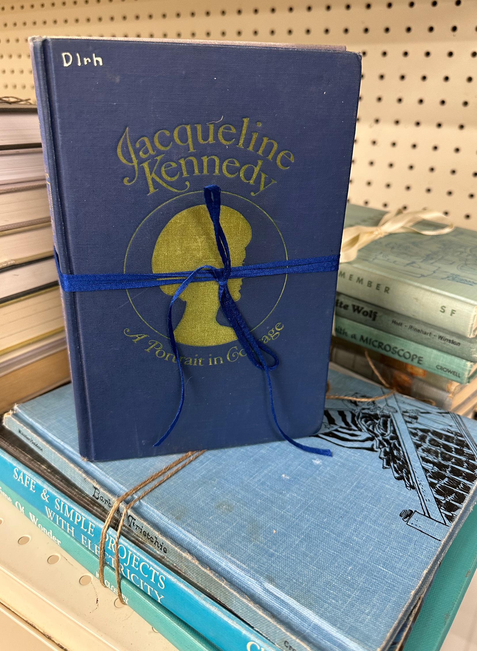 Made Market Co. - Vente Décorations de table - Lot de 3 livres vintage décoratifs - Couleurs fraîches11