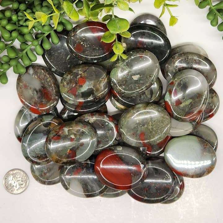 Meraki Gemstones - Vente Pierre et cristal de spiritualité - Pierre précieuse African Bloodstone Worry 50 x 40 x 10 mm (0,5 kg/1,1 lb)1
