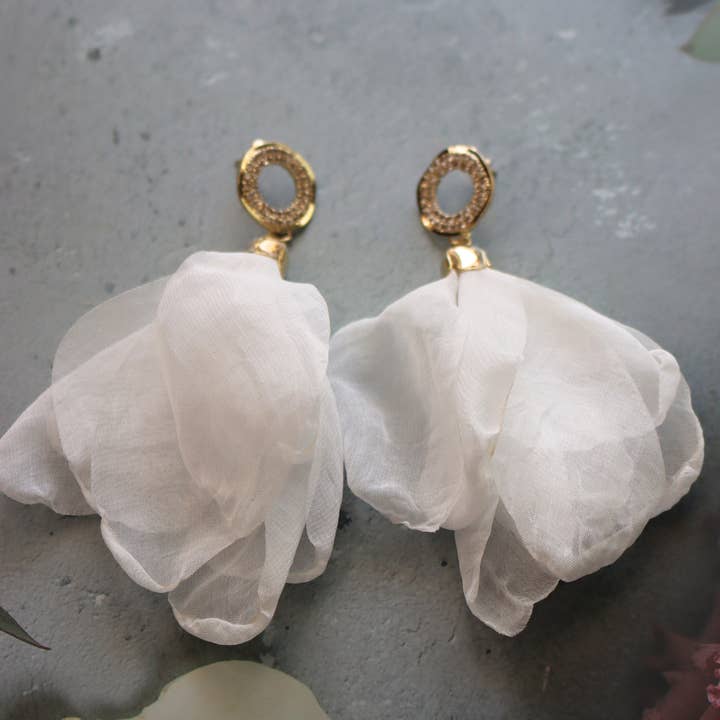 Bridal White Floral Earrings – Wedding Jewelry Stylish Bride for wholesale by DrifWoo