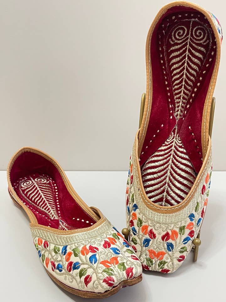 Urban Utsav – wholesale Flats – Women’s – Autumn Leaves Zari Jutti