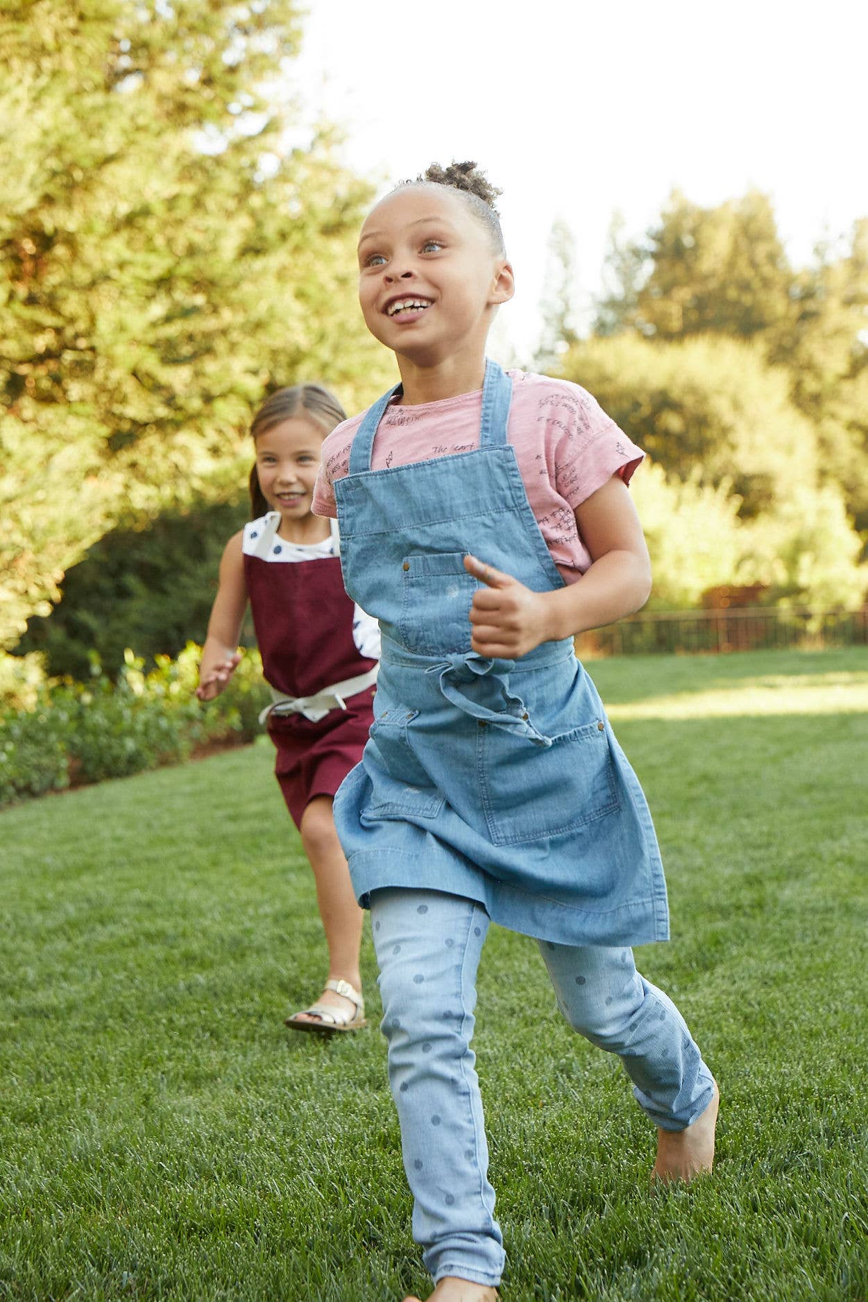 Jeans Avental de cozinha infantil em denim Ayesha Curry para venda a revendedores na Faire9