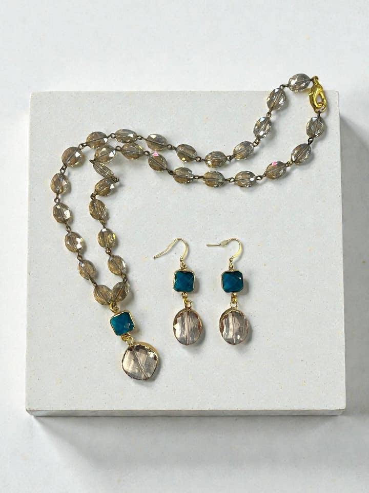 Set collana e orecchini 20” abbinati a doppia goccia per la vendita all'ingrosso da parte di Ava Capri