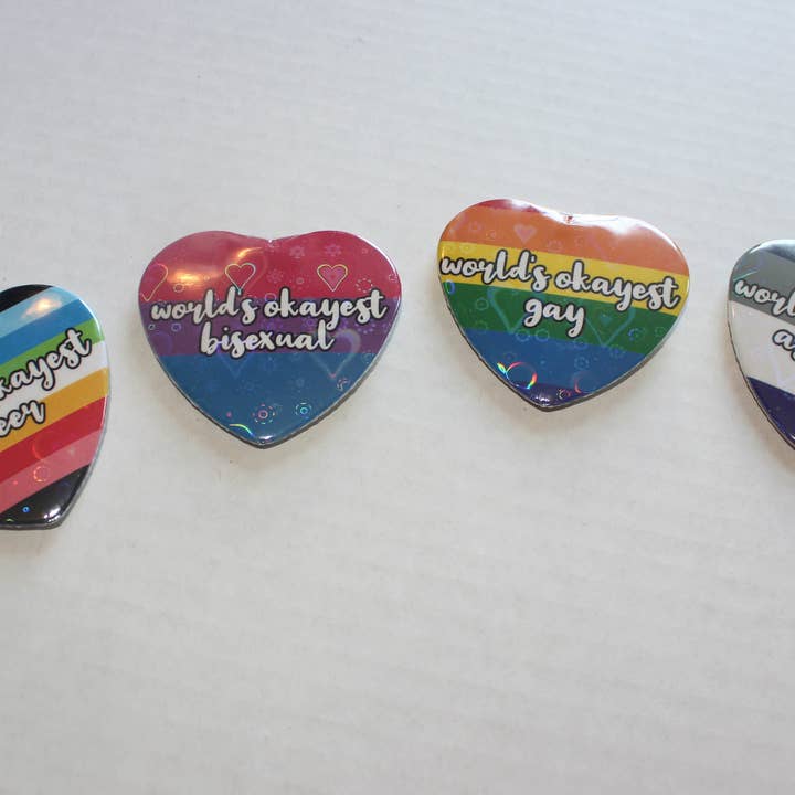 Bottoni Pride «World's Okayest» | Bottone olografico a forma di cuore per la vendita all'ingrosso da parte di KeikiiArt