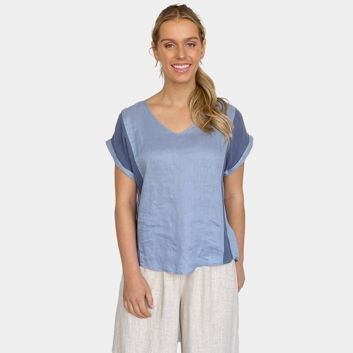 Linnen t-shirt met V-hals en hoge lage zoom BLAUW voor wholesale door Amyic