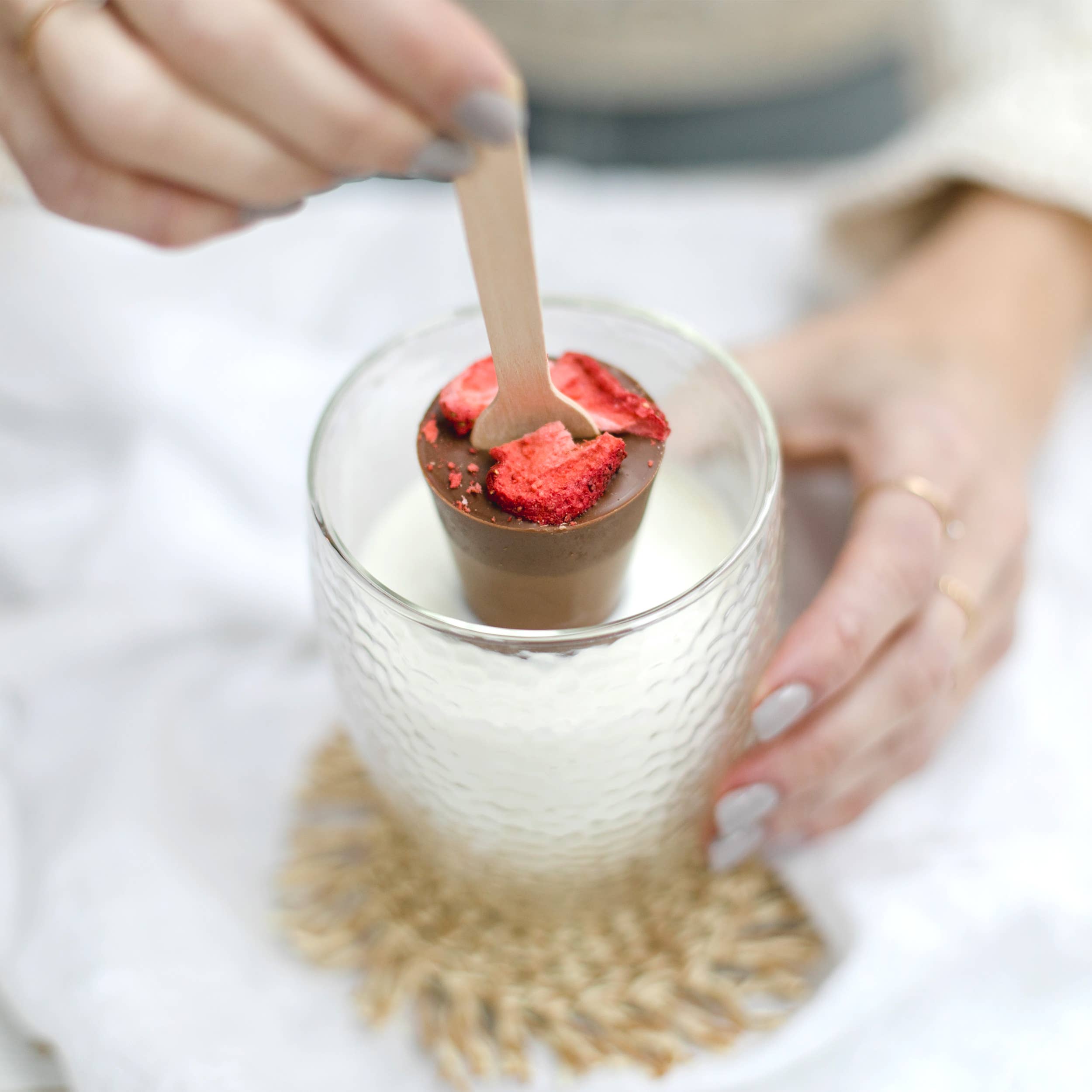 Bake Affair GmbH - Wholesale Chocolademelk/cacaomix/kit - Zwarte chocolademelk met aardbei 'It's nice that you exist'1