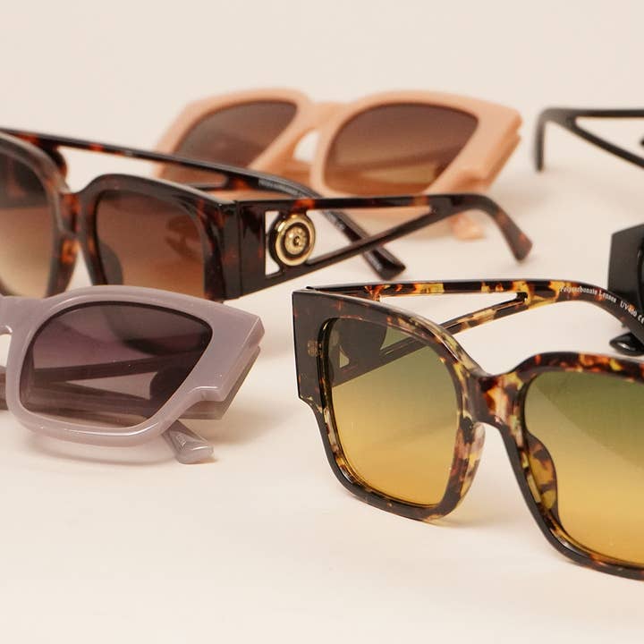 12 COULEURS ASSORTIES Lunettes de soleil carrées Allure Genesis pour femmes en vente sur Faire2