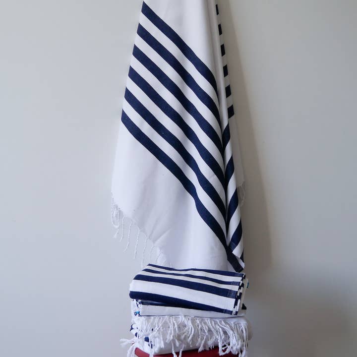 100% bomull strand- och badhandduk - vit och marinblå randig för wholesale av Living Roots