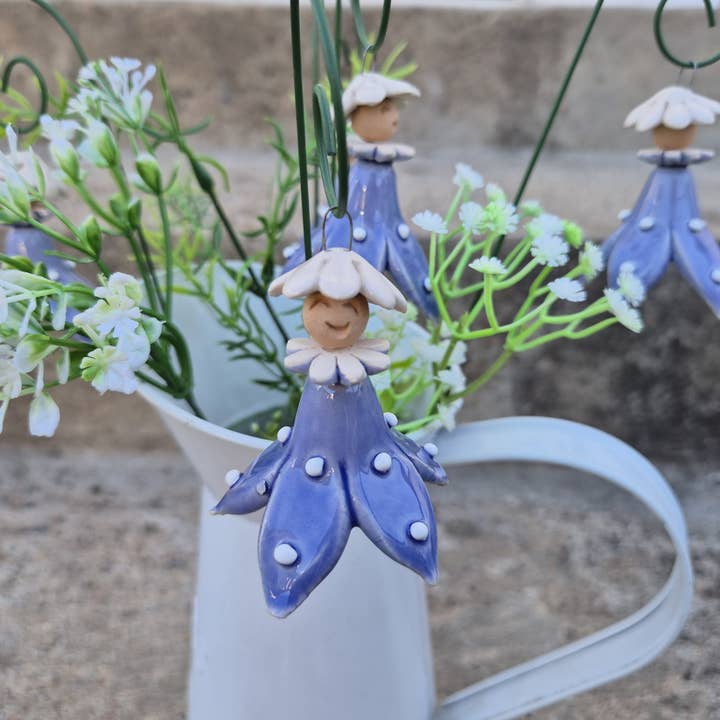 Fata Fiore Appesa Azzurra a Pois/Grande, Figure in Ceramica per la vendita all'ingrosso da parte di Pannonhem AB.