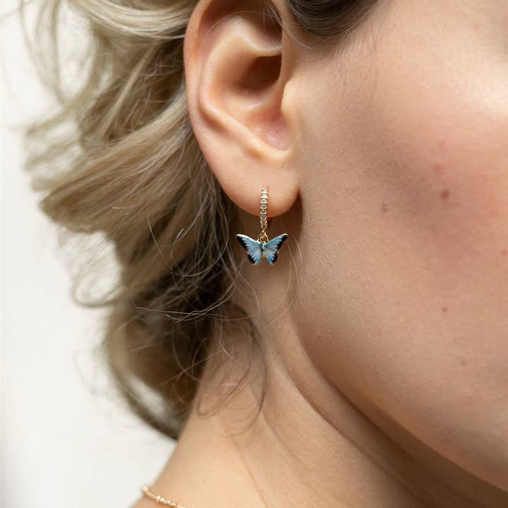 Fable England - Vente Petits anneaux - Boucles d'oreilles Huggie en forme de papillon bleu FABLE en émail