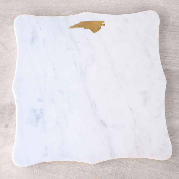 Planche de service en marbre de Caroline du Nord blanc/laiton 12x12 pour la vente par The Royal Standard