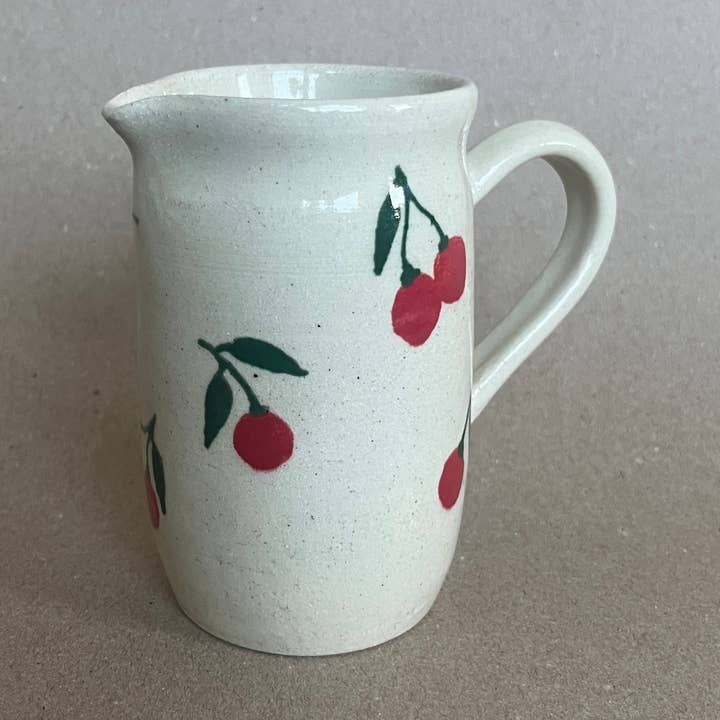 Crémier / Pichet à sirop Cerises Rouges pour la vente par Ninth House Goods