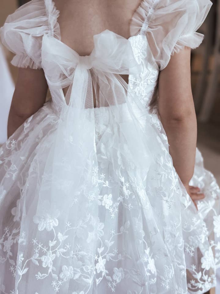 Robe Blanche Fille Isla Rose pour la vente par A Little Lacey