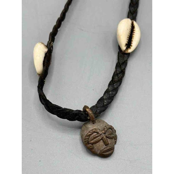 The Niger Bend – Engroshandel Halskæde med vedhæng – Læder & Cowrie Shell messing maske vedhæng halskæde - Mali