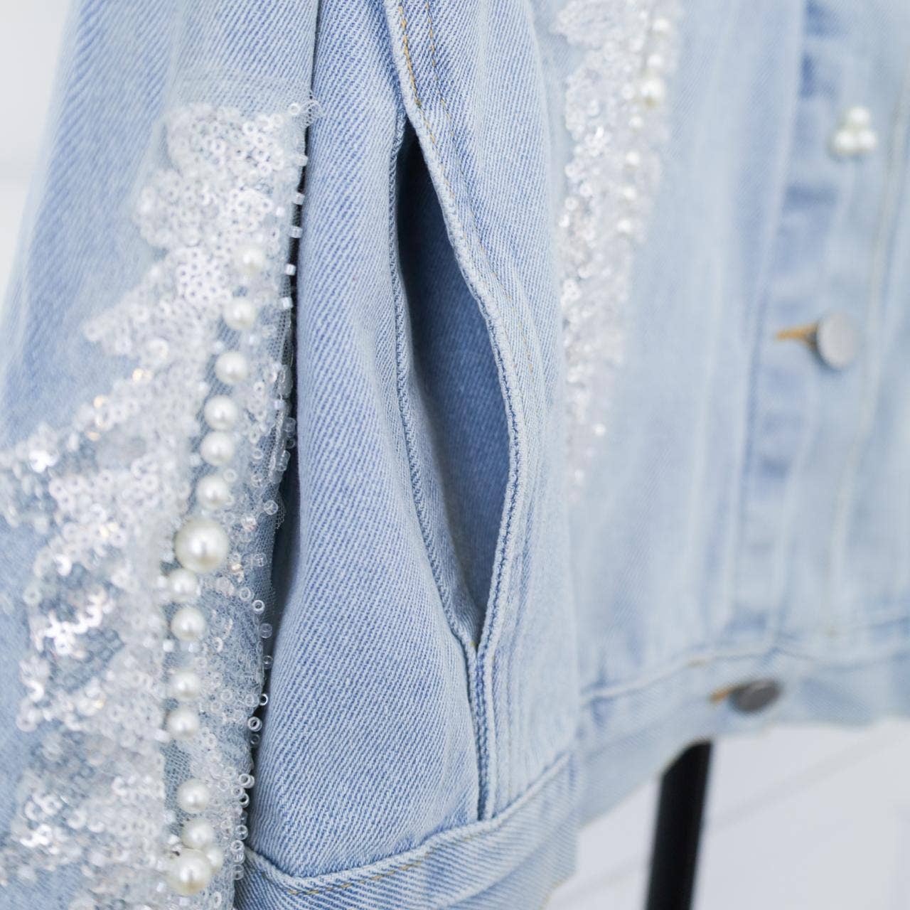 PEACH ACCESSORIES - Wholesale Denim Jacket - Women's - Romantic Floral & Pearl Light Blue Denim Jacket DNM013