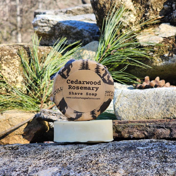Cedertræ Rosmarin Barberingssæbe Puck (kun sæbe) for engroshandel hos Cullowheegee Farms