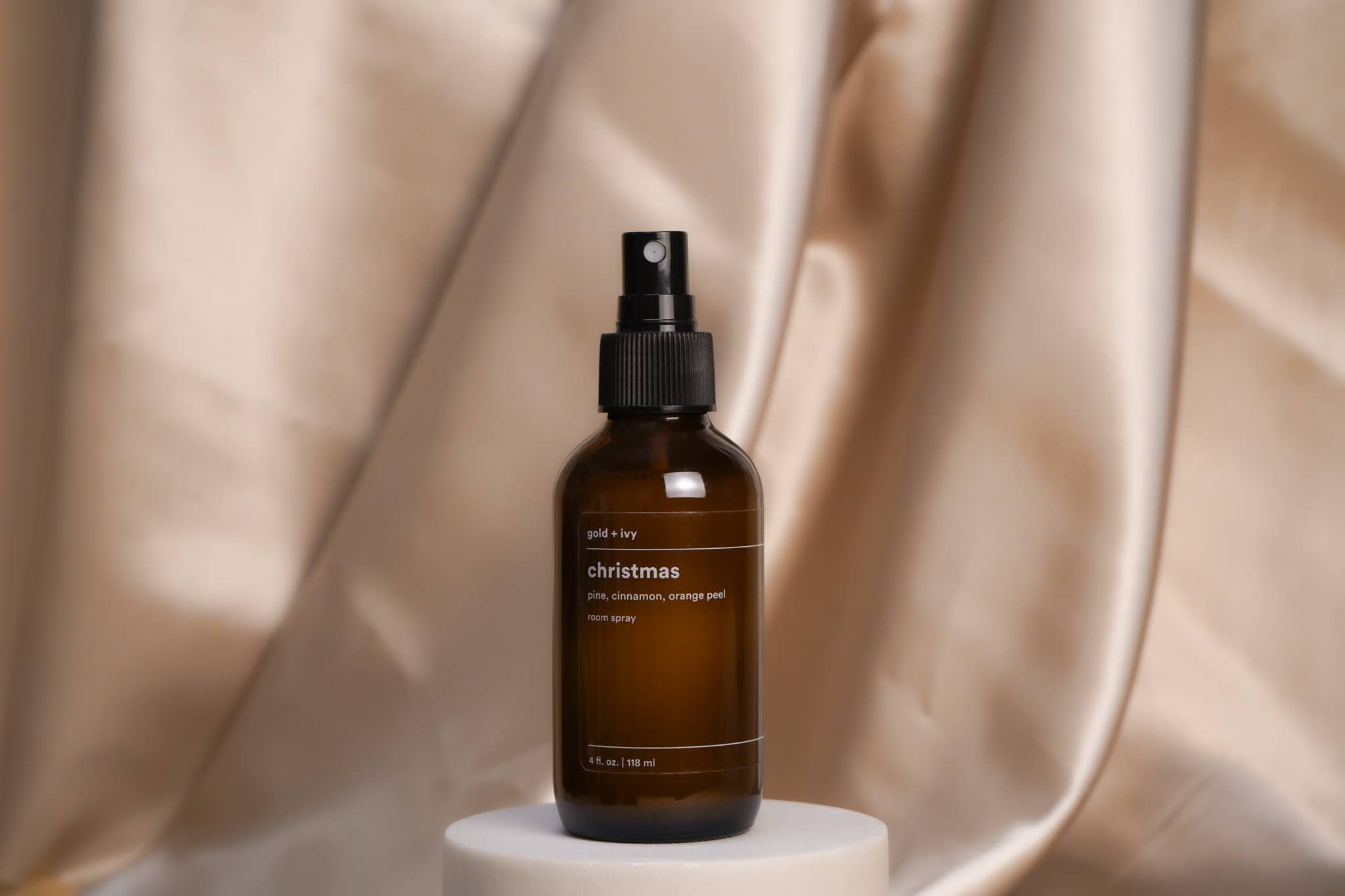 gold + ivy - Wholesale Kamer- en linnenspray - kerstkamer + linnenspray - pijnboom, kaneel, sinaasappelschil1