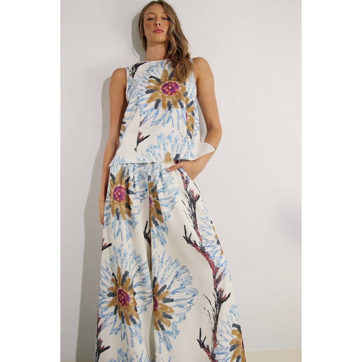 MULTI MOUWLOZE TOP- EN BROEKSET MET ZONNEBLOEMPRINT voor groothandel op Faire8