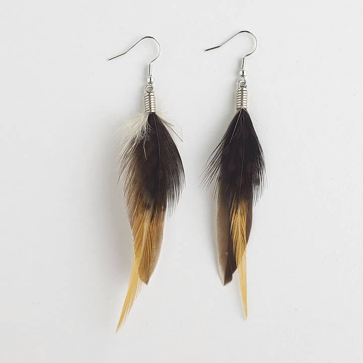 Kleine ganzenveer en bruin gevlekte cavia natuurlijke veer oorbel voor wholesale door Monague Indigenous Crafts & Gifts