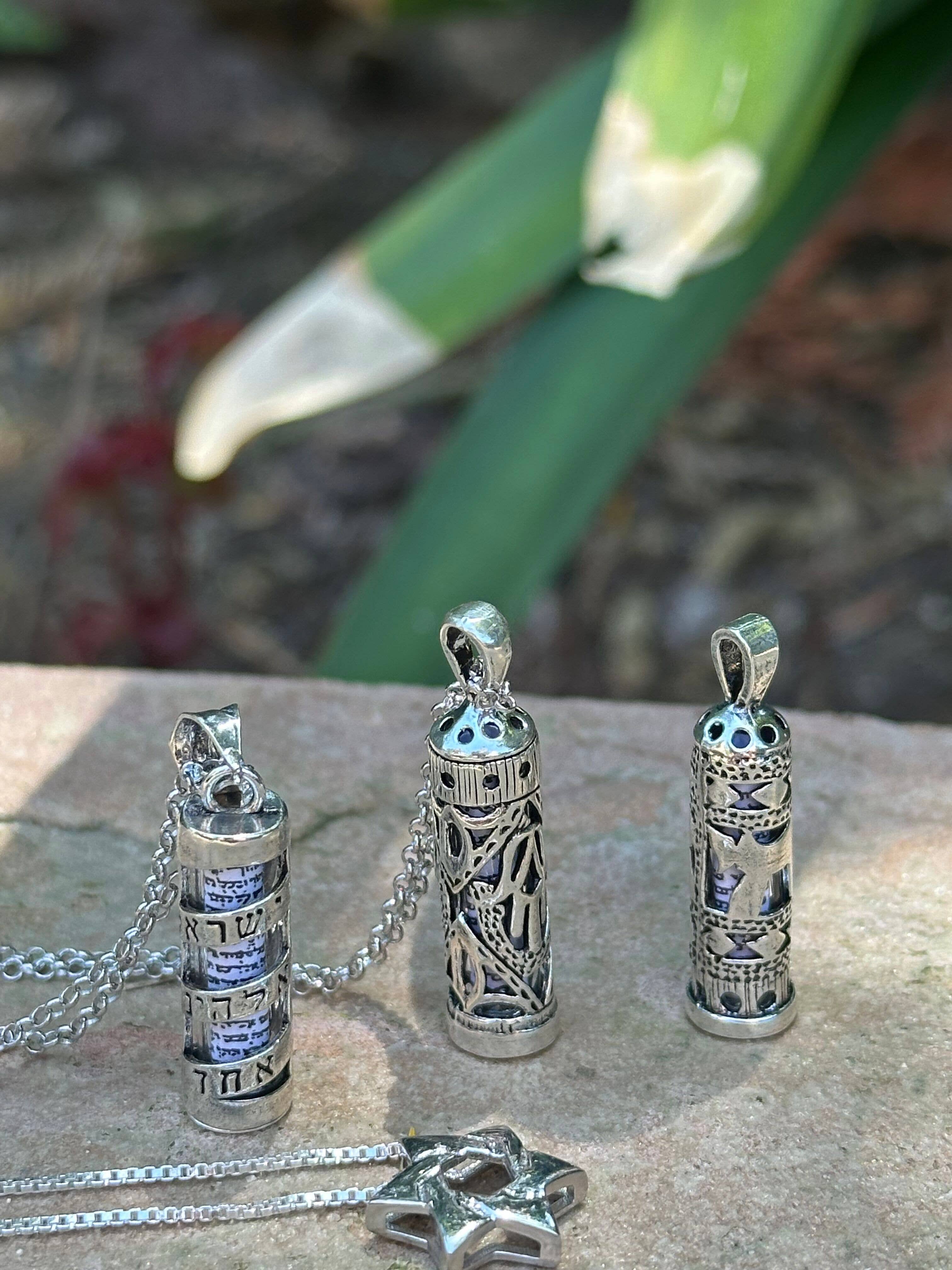 ALEF BET JEWELRY - Vente Colliers à pendentif - Collier de mézouza de bénédiction hébraïque Shema Israel pour homme6