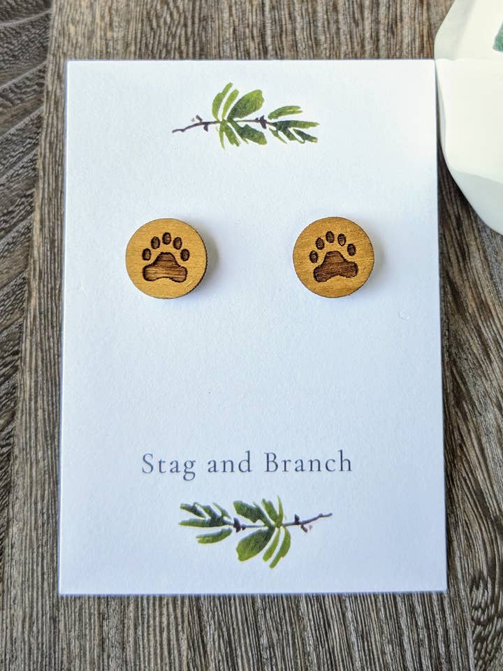 Boucle d'oreille en bois à imprimé patte d'ours | Boucles d'oreilles en bois découpées au laser pour la vente par Stag and Branch