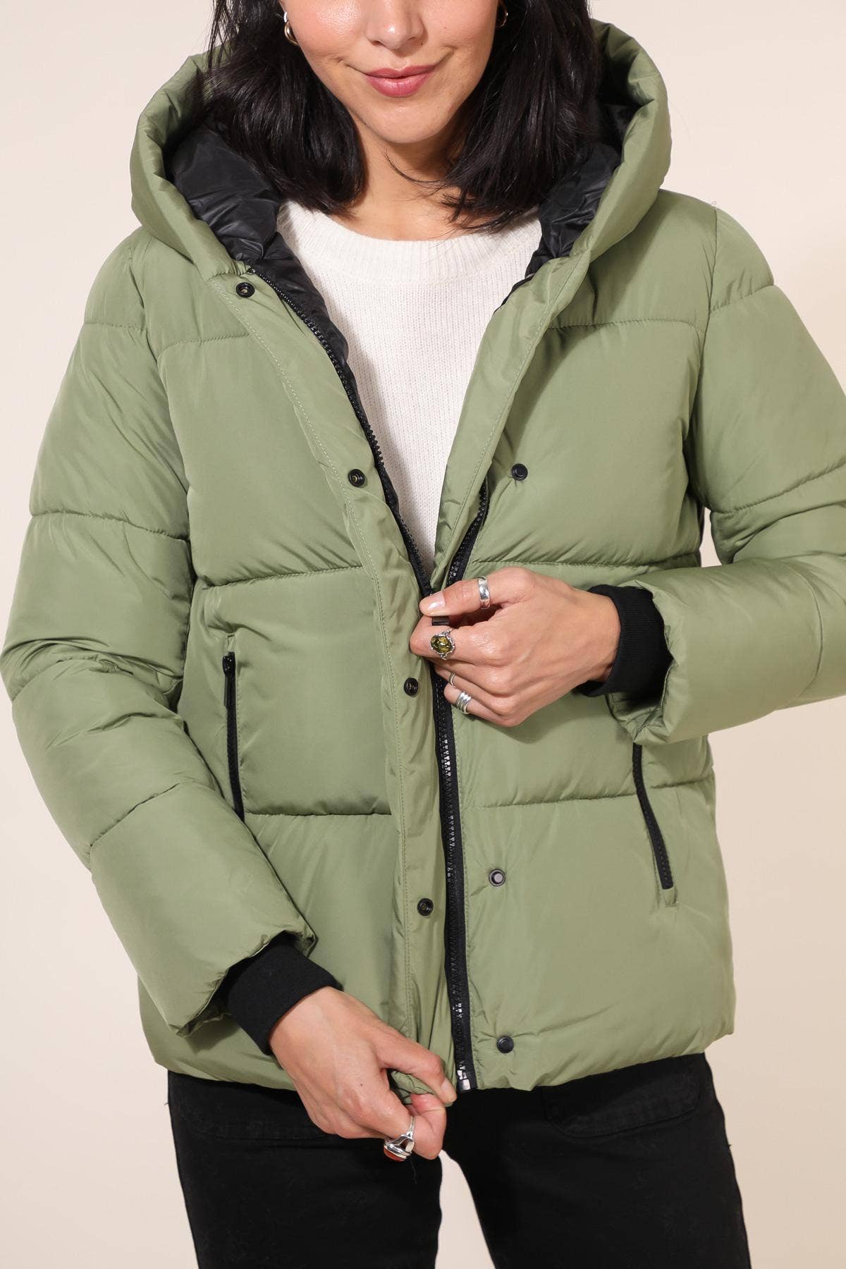 Attrait Paris - Wholesale Puffer Jacket - Women's - Short hooded jacket with side edges5
