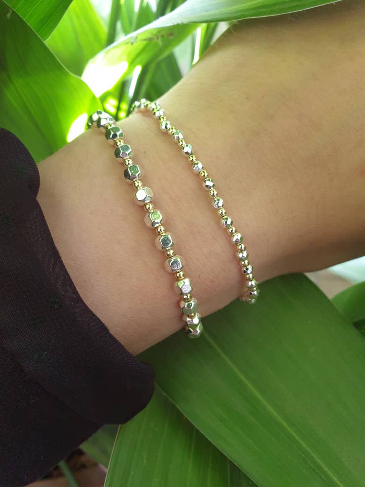 Bracelet Pierre de sang bicolore délicat pour la vente par Lapiseum