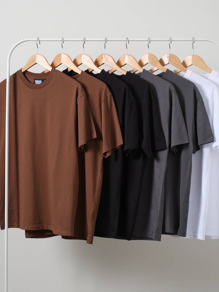Lot de 8 t-shirts classiques : marron, noir, anthracite, blanc pour la vente par Threadheads