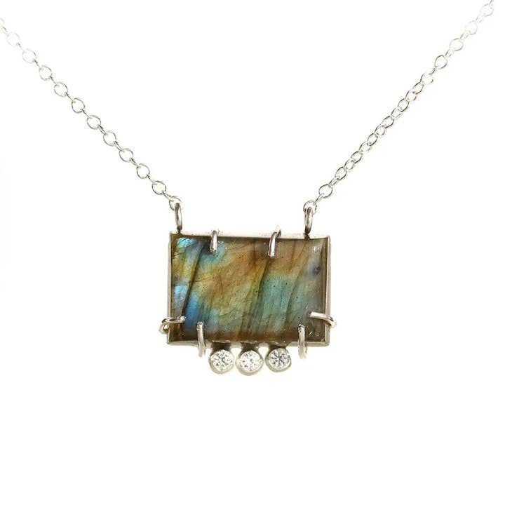 Colar Brilhante de Labradorite e Safira Branca por atacado de Alana Douvros Jewellery