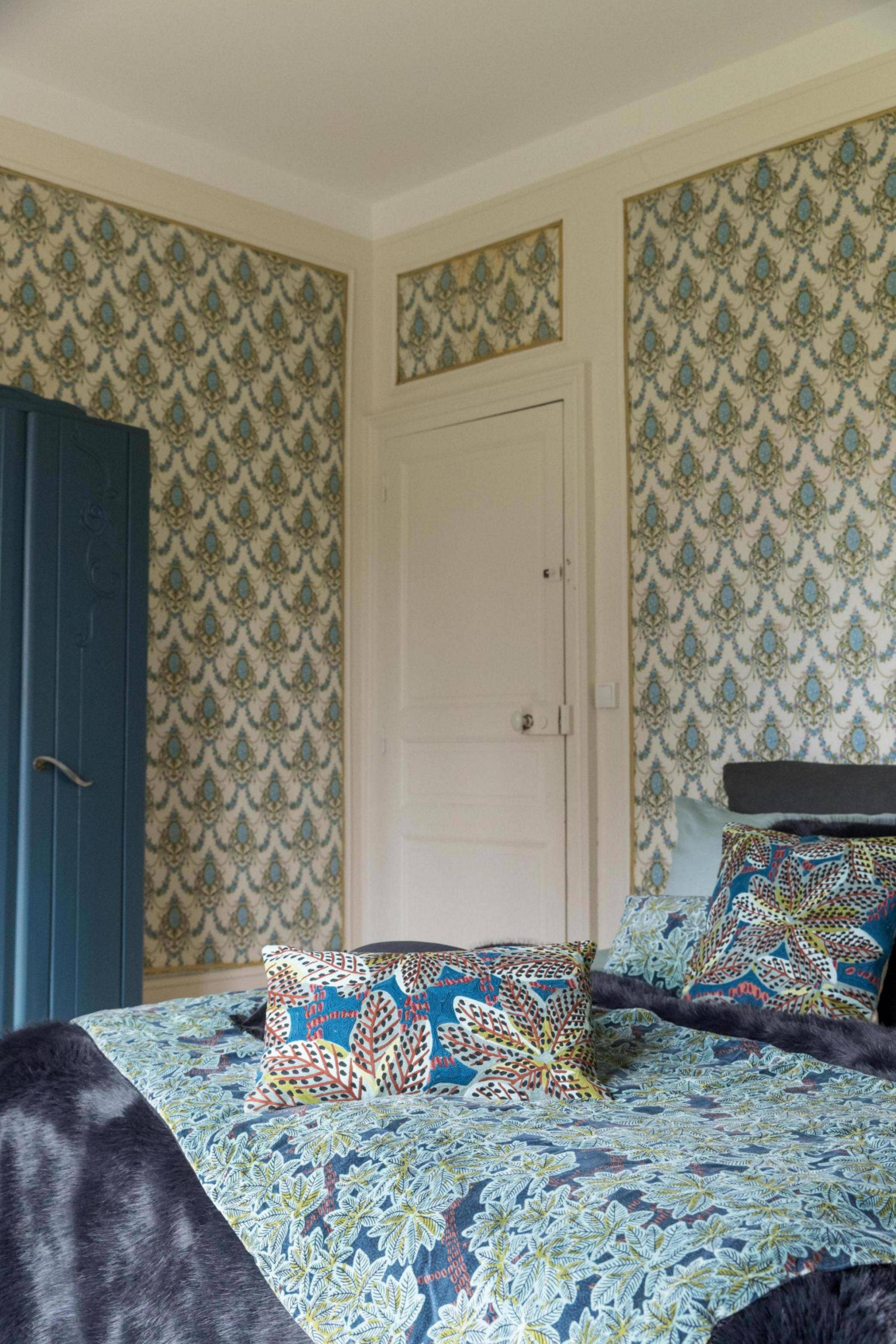 Maison Vivaraise & La Cerise sur le Gâteau – wholesale Dekorativ kudde – Ariane petroleumfärgad broderad kudde 30 x 50 cm1