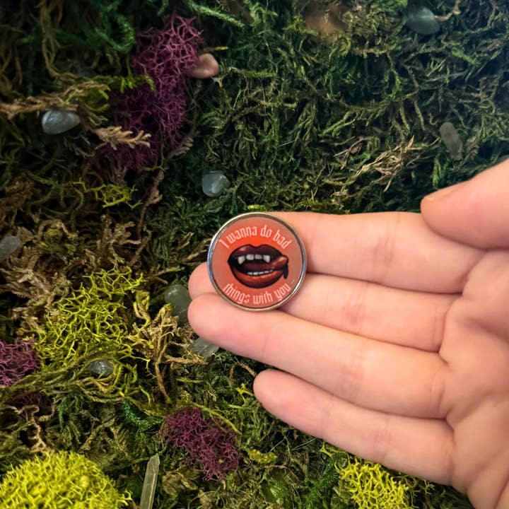 True Blood Jag Vill Göra Dåliga Saker Med Dig Emaljpin för wholesale av The Shadow Witch