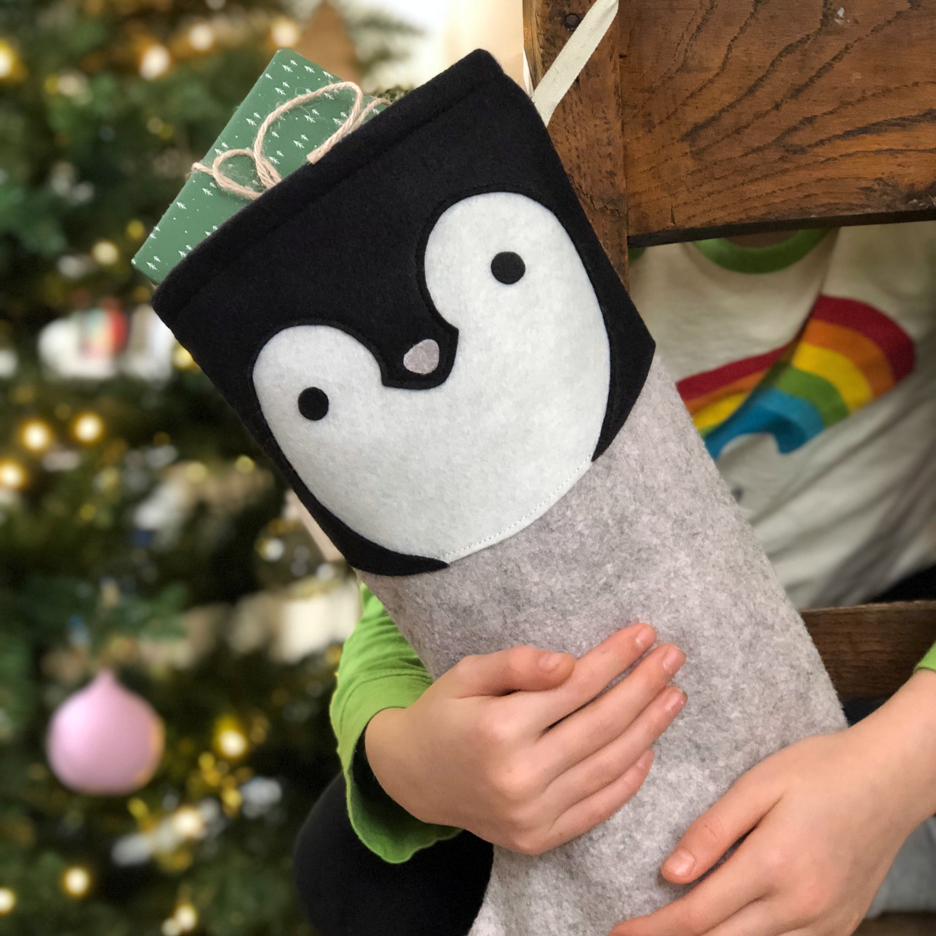 Clara and Macy – wholesale Julstrumpa - Barn och baby – Handgjord filtpingvin julstrumpa6