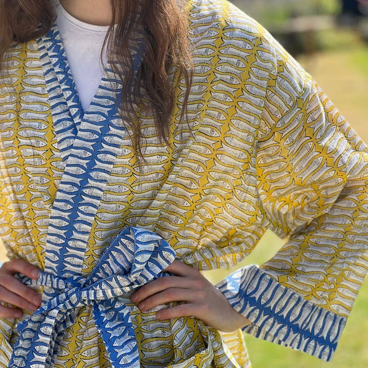 Lange katoenen kimono - Mosterdvis met blauwe bies voor wholesale door Lime Tree Design
