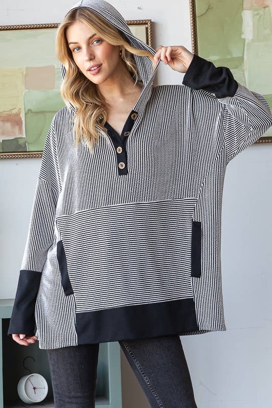 SVART/OFFWHITE ET7666-18 LÅNGÄRMAD RANDIG HUVTRÖJA MED SOLID KONTRAST för wholesale på Faire2