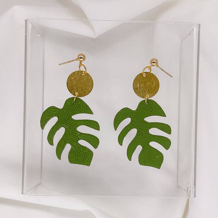 Orecchini pendenti verdi testurizzati Monstera per la vendita all'ingrosso da parte di Eleanor Jade Handmade