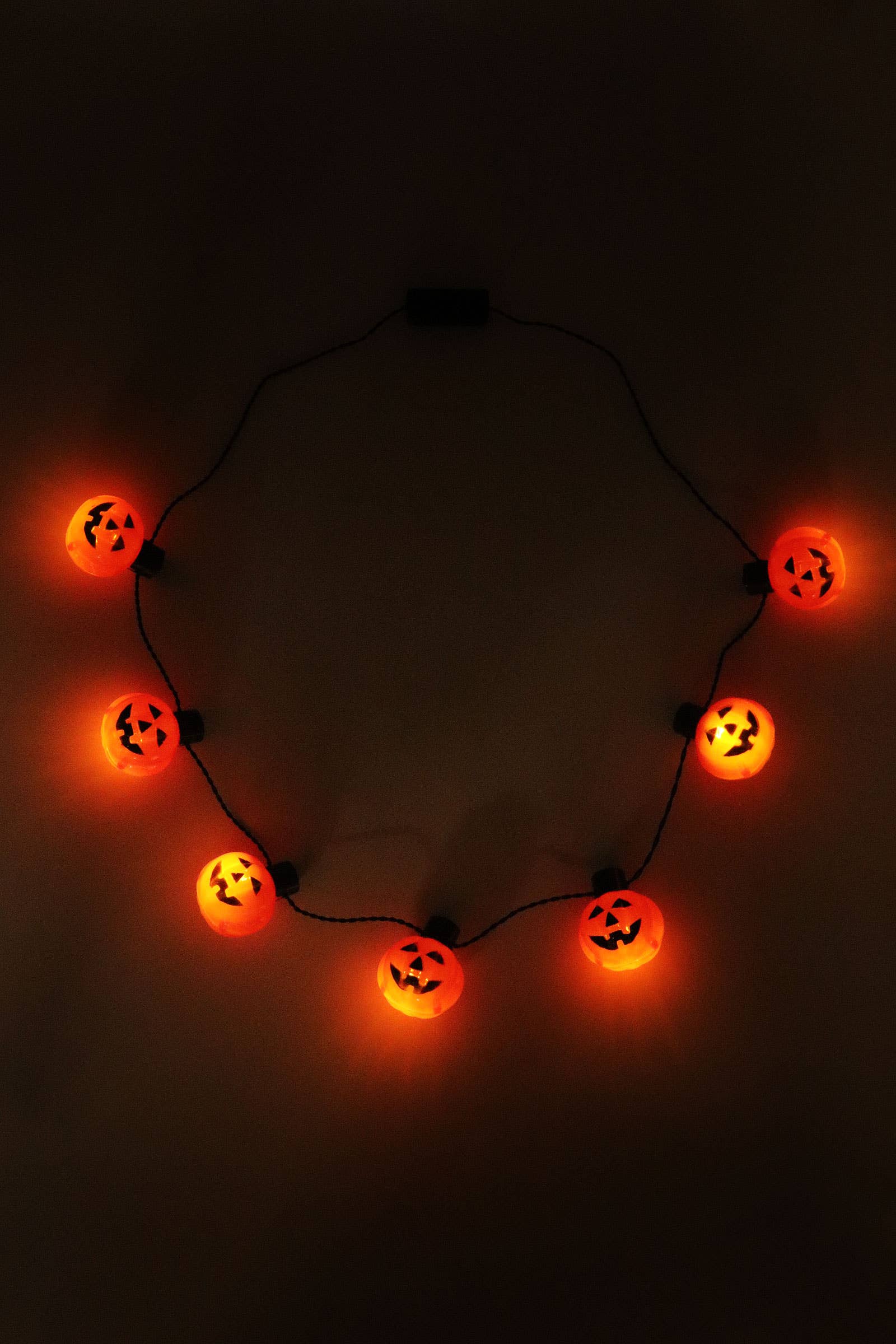 COME MOSTRATO Collana con lampadine a stringa a LED di Halloween in vendita all'ingrosso su Faire1