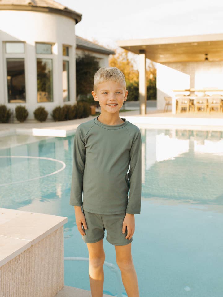 Ribbet mørkegrøn rashguard-top for engroshandel hos Current Tyed Clothing