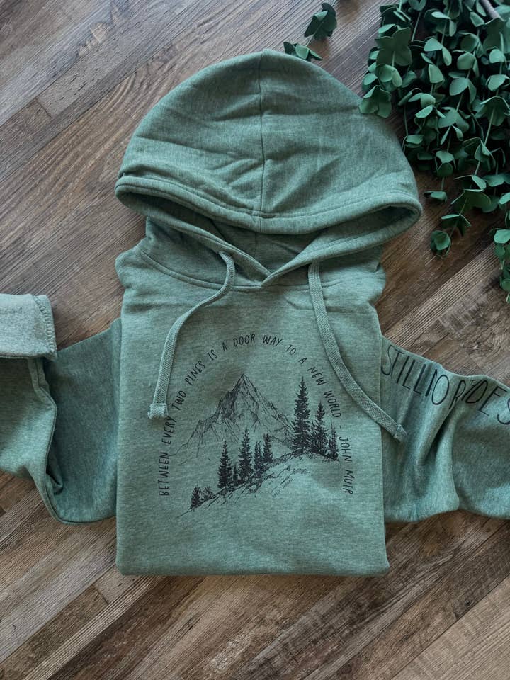 2025 ENTRE DEUX PINS SWEAT À CAPUCHE pour la vente par Still North Design Co