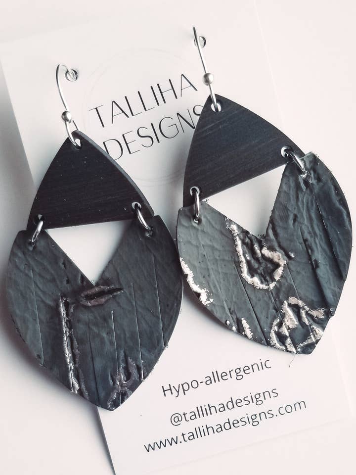 Boucles d'oreilles pendantes à franges boho en cuir véritable et bois gris pour la vente par Talliha Designs