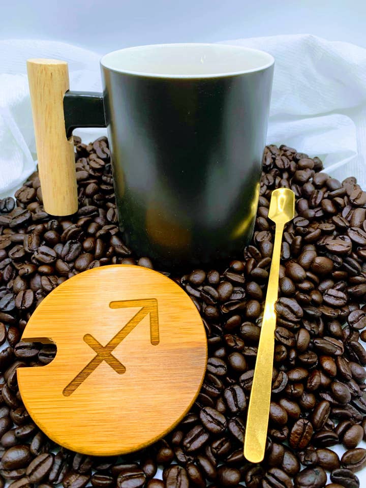 Tazza da caffè con segno zodiacale Sagittario con coperchio e cucchiaio in bambù per la vendita all'ingrosso da parte di Zodiac Girl Coffee Comapny