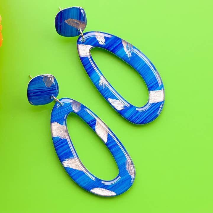 Tiefe blaue und silberne Statement-Ohrringe – handgefertigt nach Bestellung für den Großhandel von Naoi