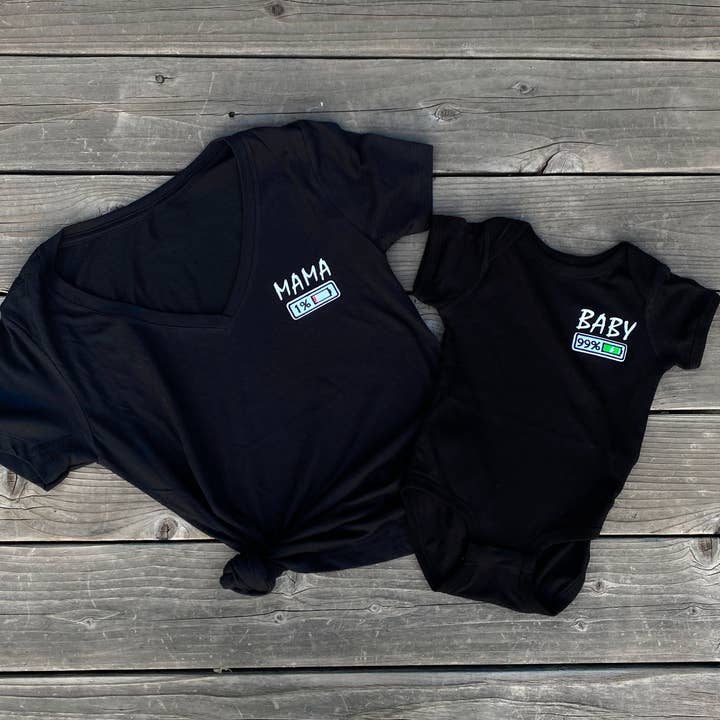 Camiseta Mama 1% e macacão para bebê 99% por atacado de Hella Shirt Co.