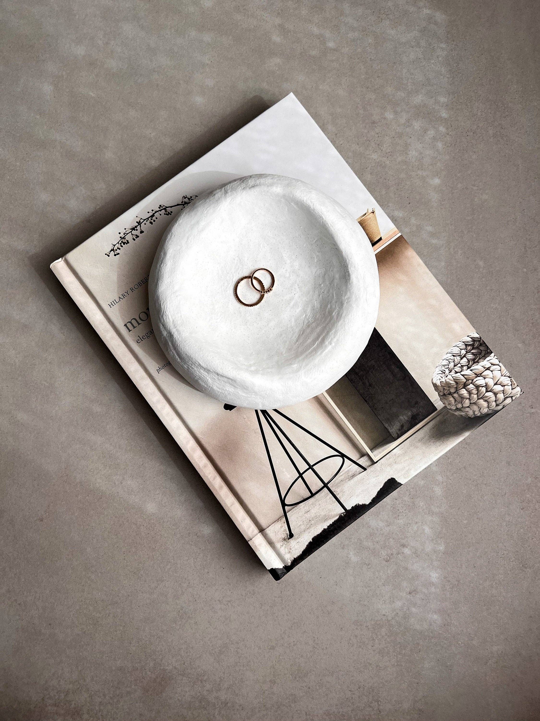 Minimal Loot Design – Engroshandel Pyntebakke – FLOWY betonbakke, asymmetrisk skål, fangstbakke, moderne smykkedisplay, tyk skål, pyntebakke, bobleskål, kurvet betonindretning7