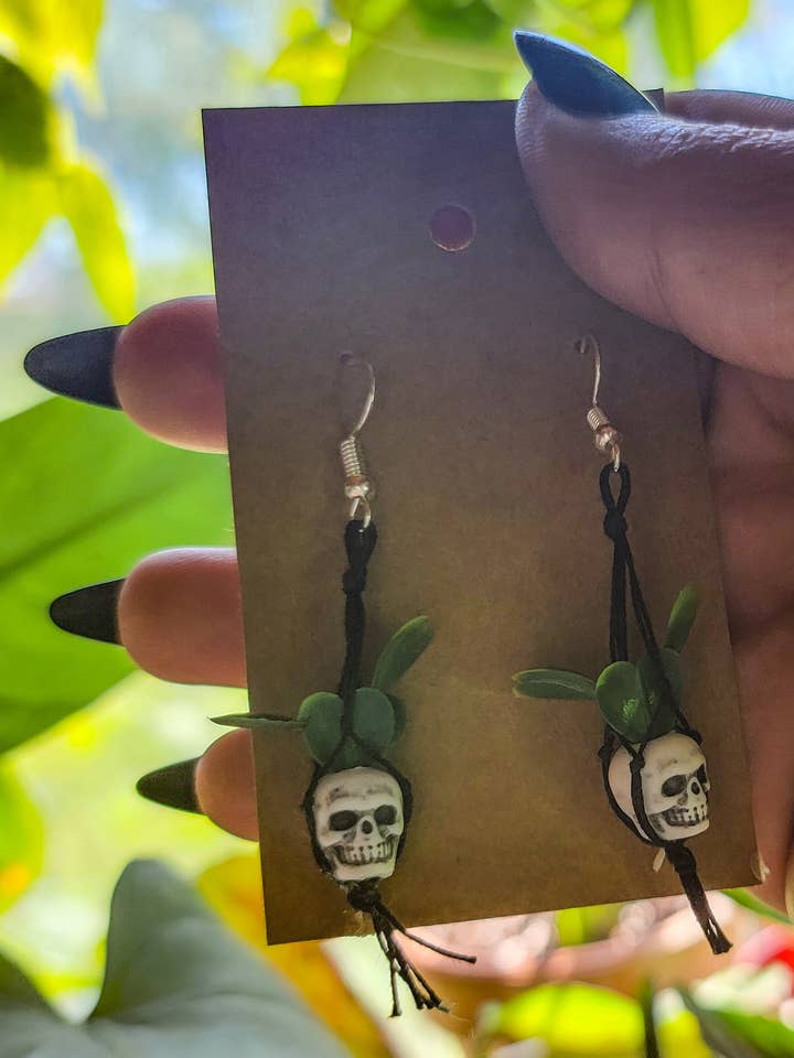 Boucles d'oreilles en forme de crâne ; boucles d'oreilles en forme de crâne en macramé, boucle d'oreille en forme de plante pour la vente par Knotty Boho Designs